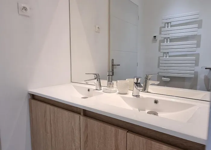 Appartement indépendant avec services de maison d'hôtes, linge et ménage inclus - Accès parc et plage privés - Table d'hôtes some days only Pensión La Salvetat-sur-Agout