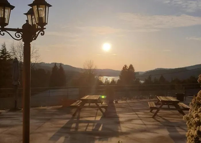 Appartement indépendant avec services de maison d'hôtes, linge et ménage inclus - Accès parc et plage privés - Table d'hôtes some days only Pensión La Salvetat-sur-Agout