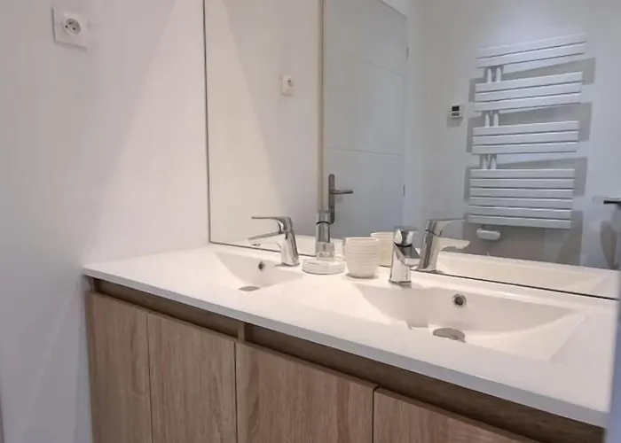 Appartement indépendant avec services de maison d'hôtes, linge et ménage inclus - Accès parc et plage privés - Table d'hôtes some days only Pensión La Salvetat-sur-Agout